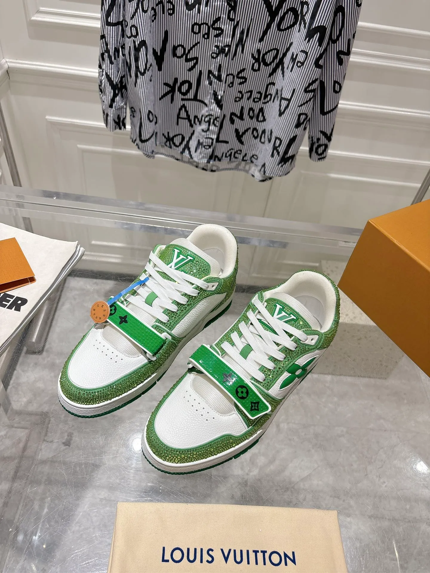 💕💕Factory direct selling price p840💕💕 Top version #couple style ⚠️ Comes with a full set of aviation box packaging ⚠️2️⃣0️⃣2️⃣5️⃣The hot LV full diamond 𝘁𝗿𝗮𝗶𝗻𝗲𝗿 series of the latest couple's sneakers, the quality has been upgraded again, the details are awesome It just doesn’t look too good! The model was sold out immediately within ten minutes of the official website going on sale. TPU outsole, mold fee is 2w+. The texture is comparable to the original version. The feet are made of polymeter micro-material and breathable British mesh. The details are the same as the original version. Please pay attention to distinguish the currency materials on the market. Size: Female 35-39, Male 39-45M